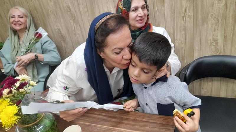 آغاز پویش ملی "رز مهربانی"/ ضرورت برنامه‌ریزی برای مراقبت از سالمندان