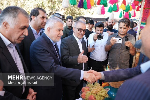 عکس/ جشنواره سیب و انگور سی سخت با حضور وزیر میراث فرهنگی