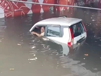 نجات راننده یک خودرو از غرق شدن در سیل