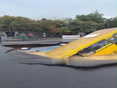 لحظه فرورفتن یک اتوبوس روسی در چاله آب