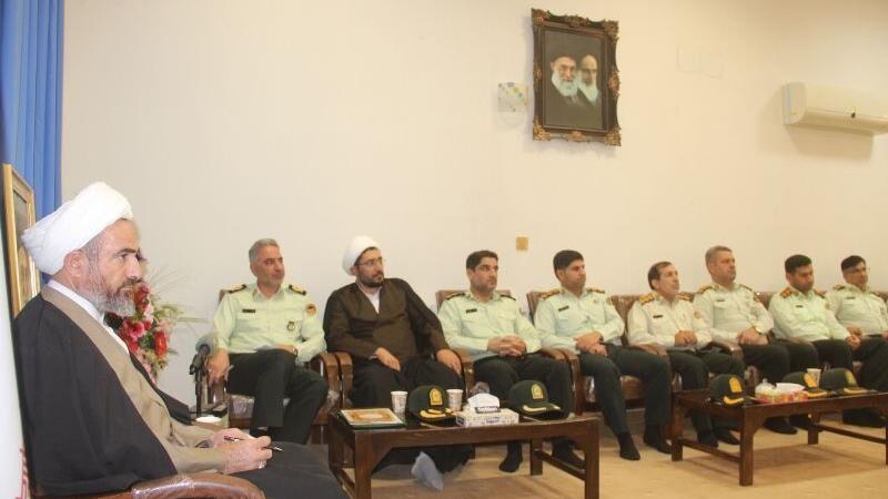 امام‌جمعه ایلام: نیروی انتظامی در خط مقدم دفاع از مردم قرار دارد