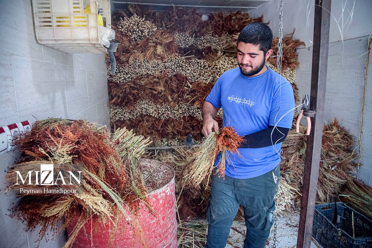 جاروبافی در قطب‌ صنایع دستی خراسان شمالی
