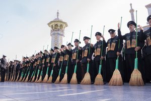 عکس/ جاروکشی حرم اخت‌الرضا(س) با حضور خادمان آستان قدس رضوی