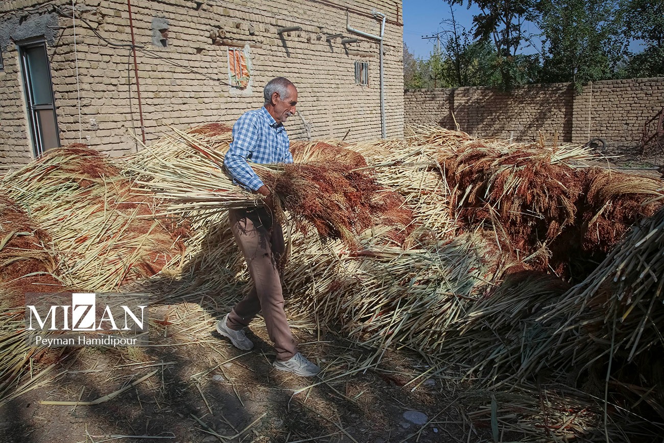 جاروبافی در قطب‌ صنایع دستی خراسان شمالی