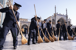 عکس/ جاروکشی حرم اخت‌الرضا(س) با حضور خادمان آستان قدس رضوی