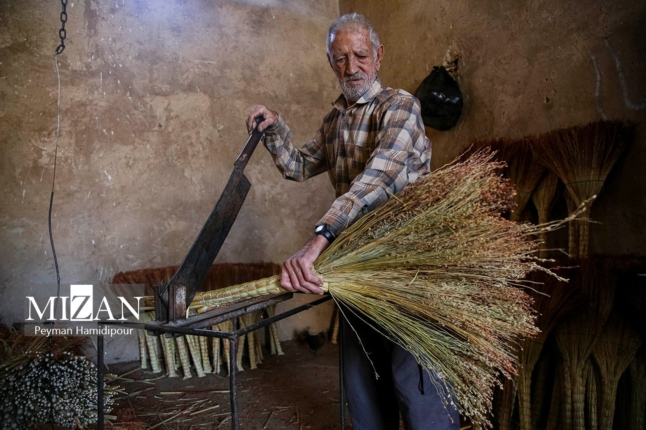 جاروبافی در قطب‌ صنایع دستی خراسان شمالی