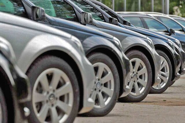 دنده معکوس در بازار خودرو/ قیمت‌ها به کانال ثبات بازمی‌گردند