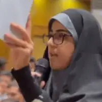 صحبت‌های جنجالی یک دانشجو در حضور سخنگوی دولت؛ آقای ظریف سرباز‌ نظام است، اما نظام استکباری آمریکا! 