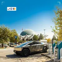 یک خودروی تسلا درحال شارژ در اراضی عباس‌آباد تهران