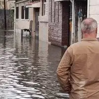 آب گرفتگی ۳۵ واحد مسکونی در بندرانزلی؛ اکیپ‌های امدادی در حال تخلیه آب منازل هستند