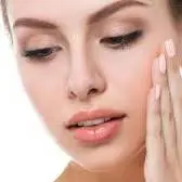 ۱۰ راهکار طبیعی برای کاهش پف صبحگاهی صورت