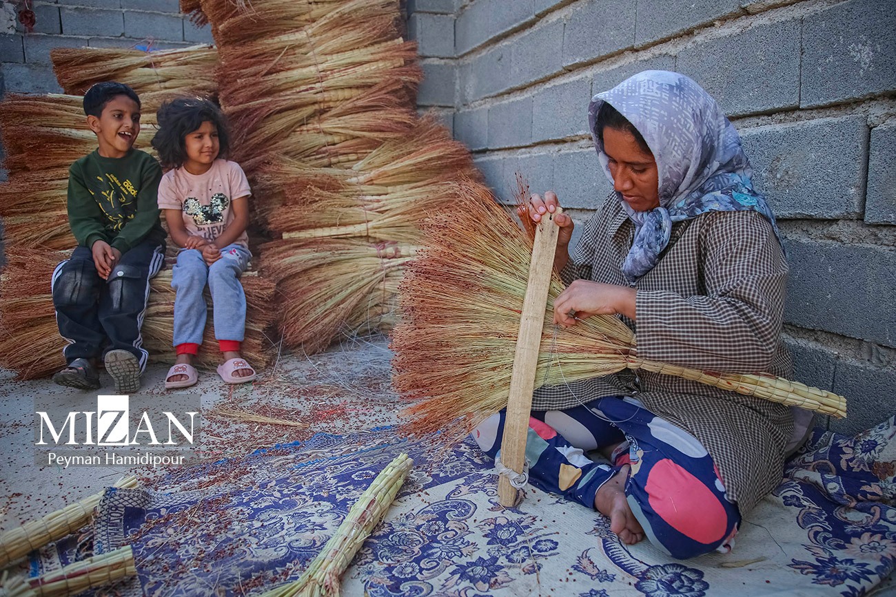 جاروبافی در قطب‌ صنایع دستی خراسان شمالی