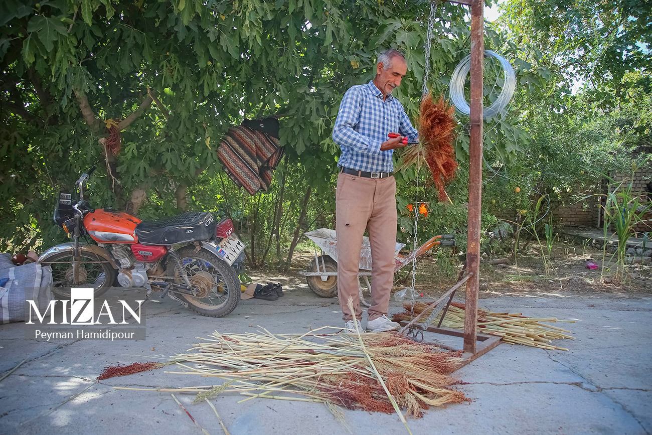 جاروبافی در قطب‌ صنایع دستی خراسان شمالی