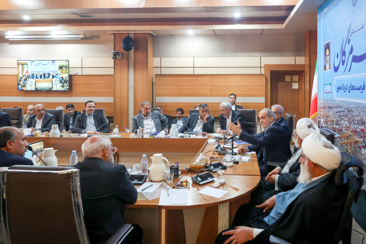 پزشکیان در هرمزگان: انتقال پایتخت به سمت خلیج فارس الزام است، نه انتخاب