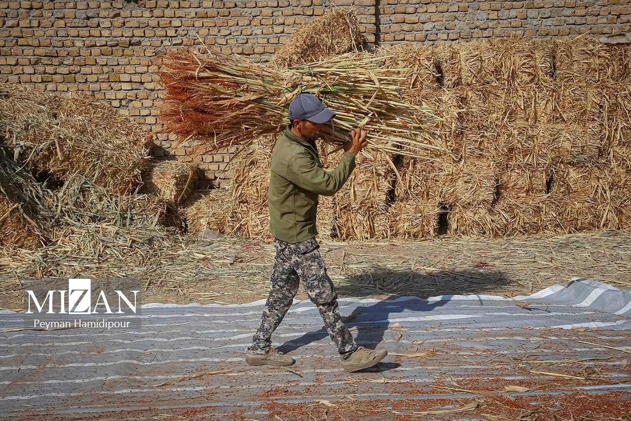 جاروبافی در قطب‌ صنایع دستی خراسان شمالی