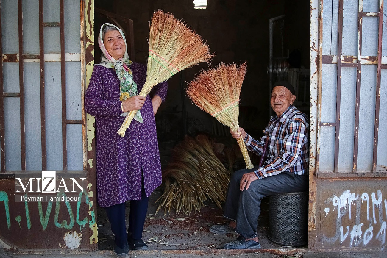 جاروبافی در قطب‌ صنایع دستی خراسان شمالی