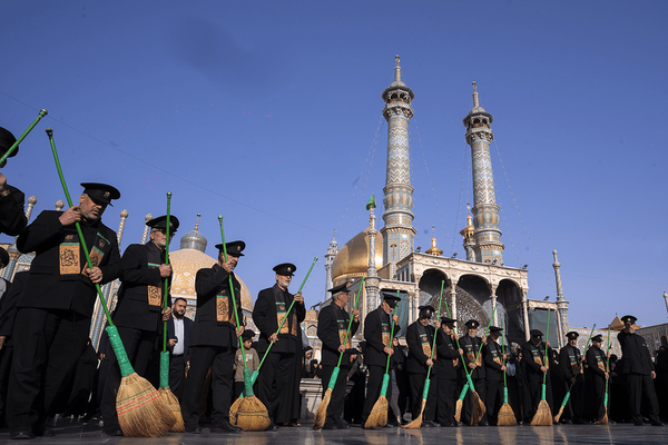 عکس/ جاروکشی حرم اخت‌الرضا(س) با حضور خادمان آستان قدس رضوی