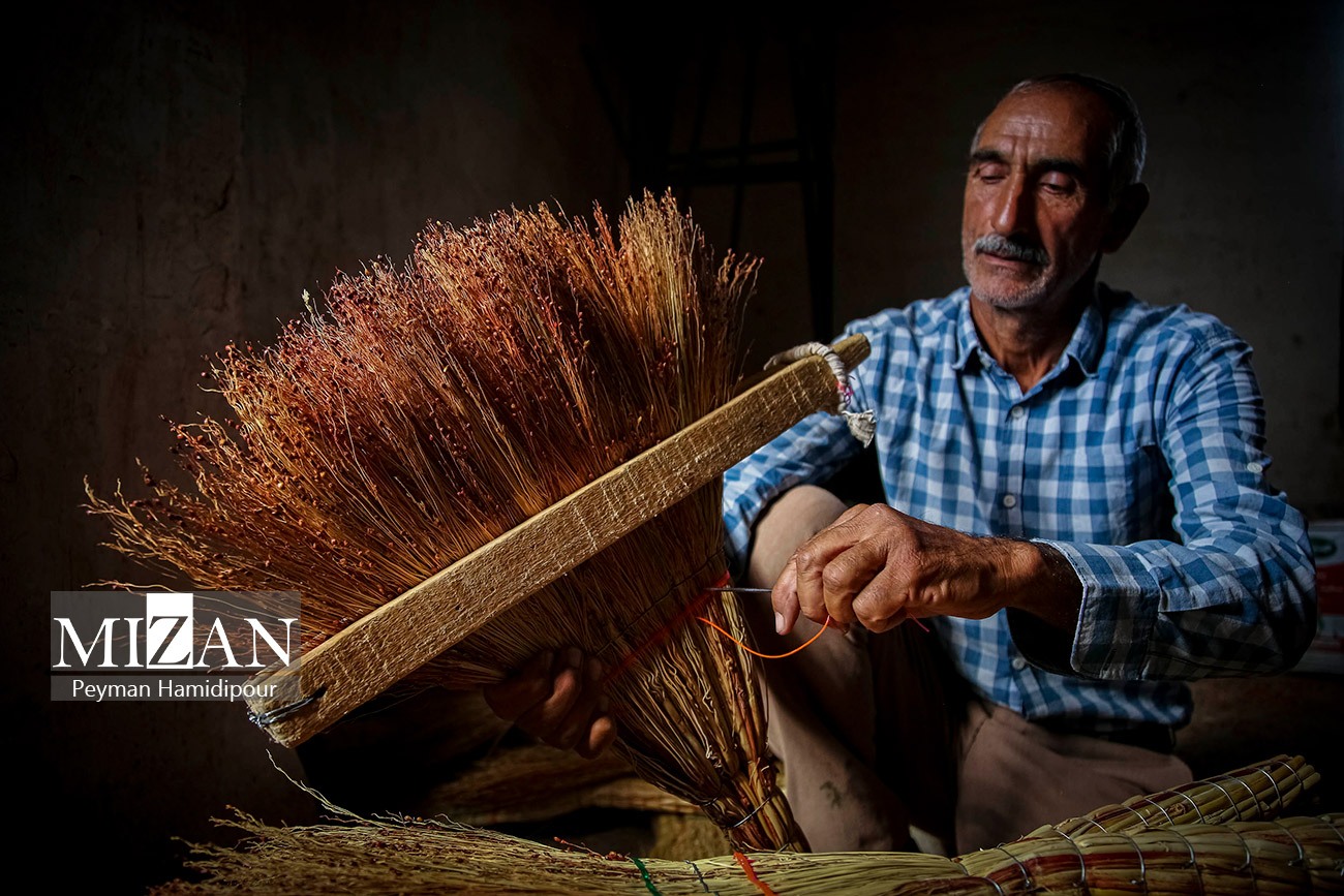 جاروبافی در قطب‌ صنایع دستی خراسان شمالی