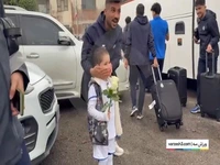 اهدای گل هوادار نونهال به طیبی پور