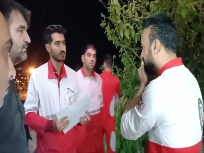 لحظه برقرارى ارتباط با حادثه‌دیدگان سقوط بالگرد هلال‌احمر در اشترانکوه 