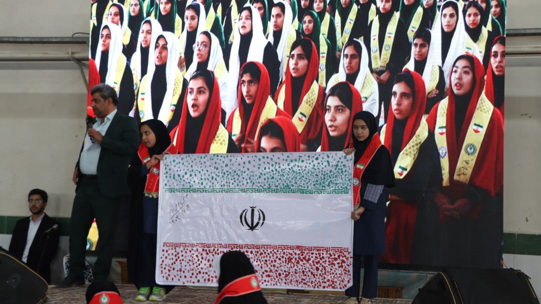 اثرانگشت هزار دانش‌آموز یزدی پای پرچم ایران