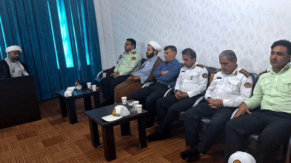 عکس/ مشکلی که فرمانده انتظامی بهمئی از آن نزد امام جمعه سخن گفت