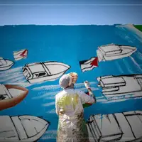 عکس/ تقدیر متفاوت هنرمندان غزه از فعالان «ناوگان جهانی صمود»