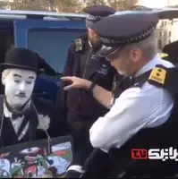 فرد معلول با ظاهر چارلی چاپلین فریادی برای غزه می‌شود