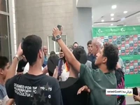 محاصره گل محمدی توسط سلفی بگیران