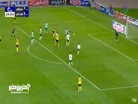 گل سپاهان به ذوب آهن که بعد از بررسی توسط VAR گل مردود اعلام شد