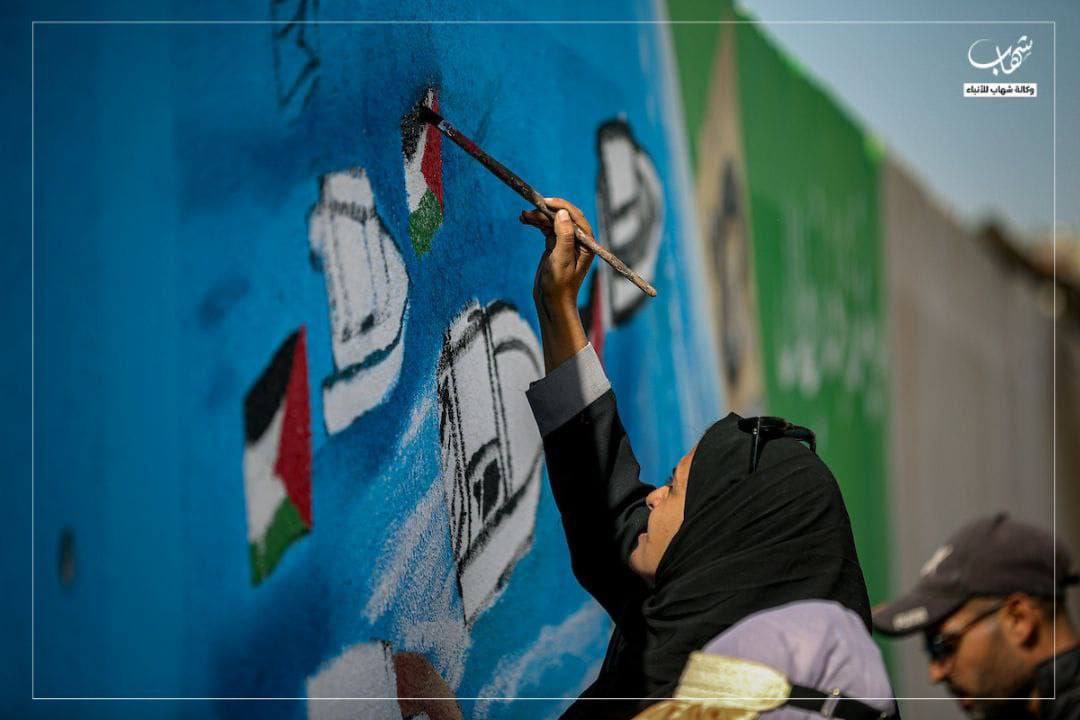 عکس/ تقدیر متفاوت هنرمندان غزه از فعالان «ناوگان جهانی صمود»
