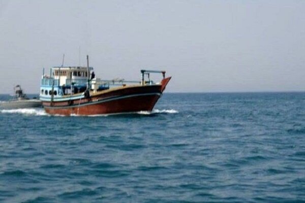 لنج حامل ۴۰ هزار لیتر سوخت قاچاق در آب‌های بندرلنگه توقیف شد