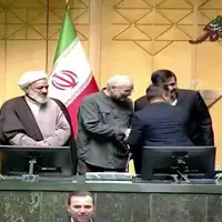 تقدیم پیراهن تیم ملی کشتی توسط رنگرز و درستکار به قالیباف