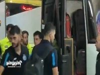 سحرخیزان با چشمانی بانداژ شده سوار اتوبوس شد