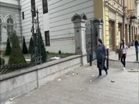 کاخ ریاست‌جمهوری گرجستان پس از آشوب شبانه در پایتخت