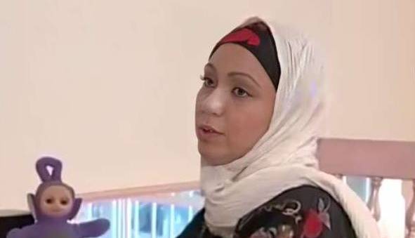 تغییر چهره ژینوسِ سریال «خانه به دوش» با کلاه‌گیس قرمز!