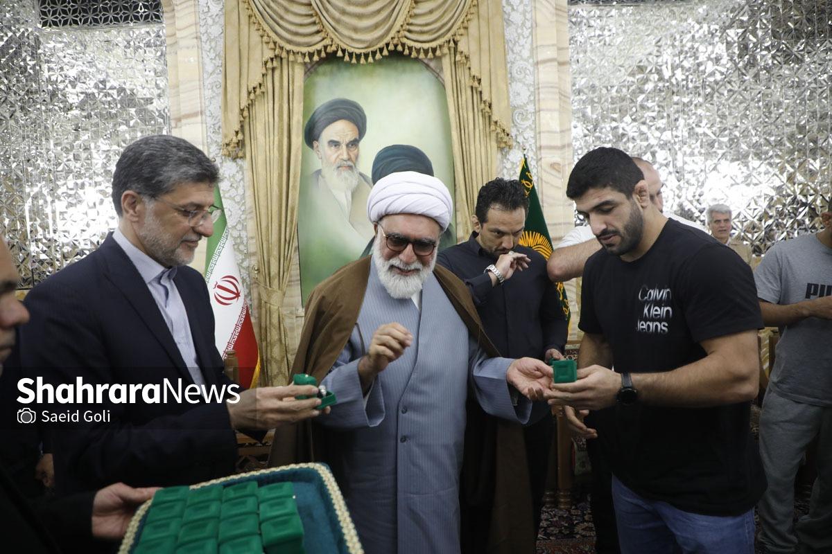 تقدیر از مدال آوران کشتی توسط تولیت آستان قدس رضوی