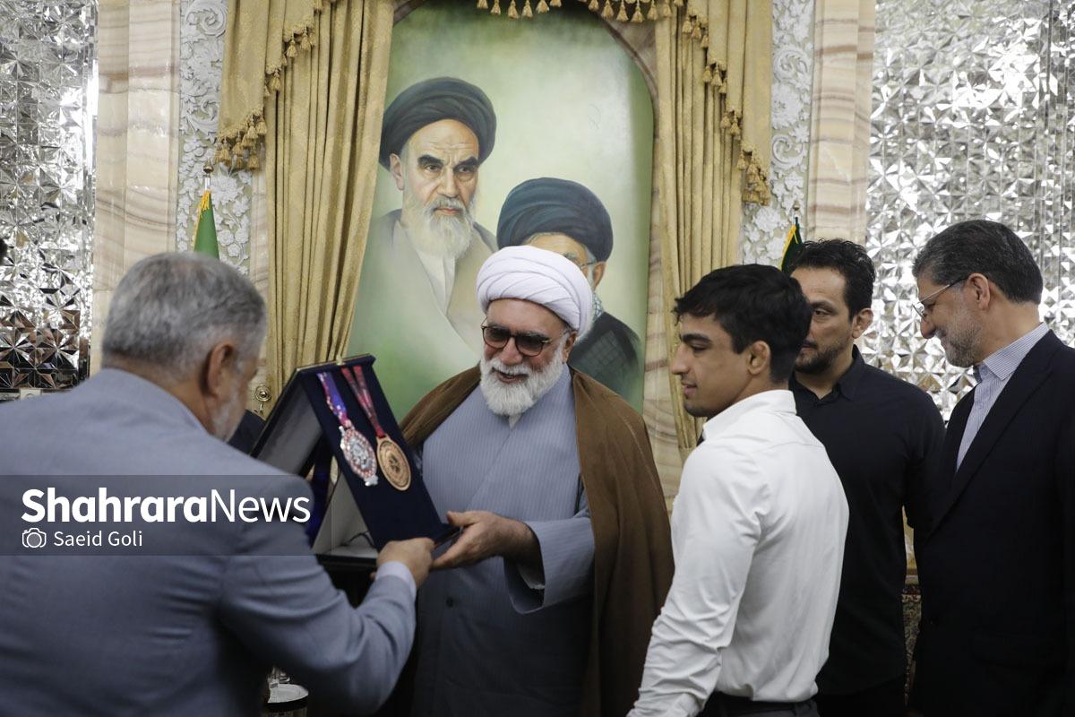 تقدیر از مدال آوران کشتی توسط تولیت آستان قدس رضوی