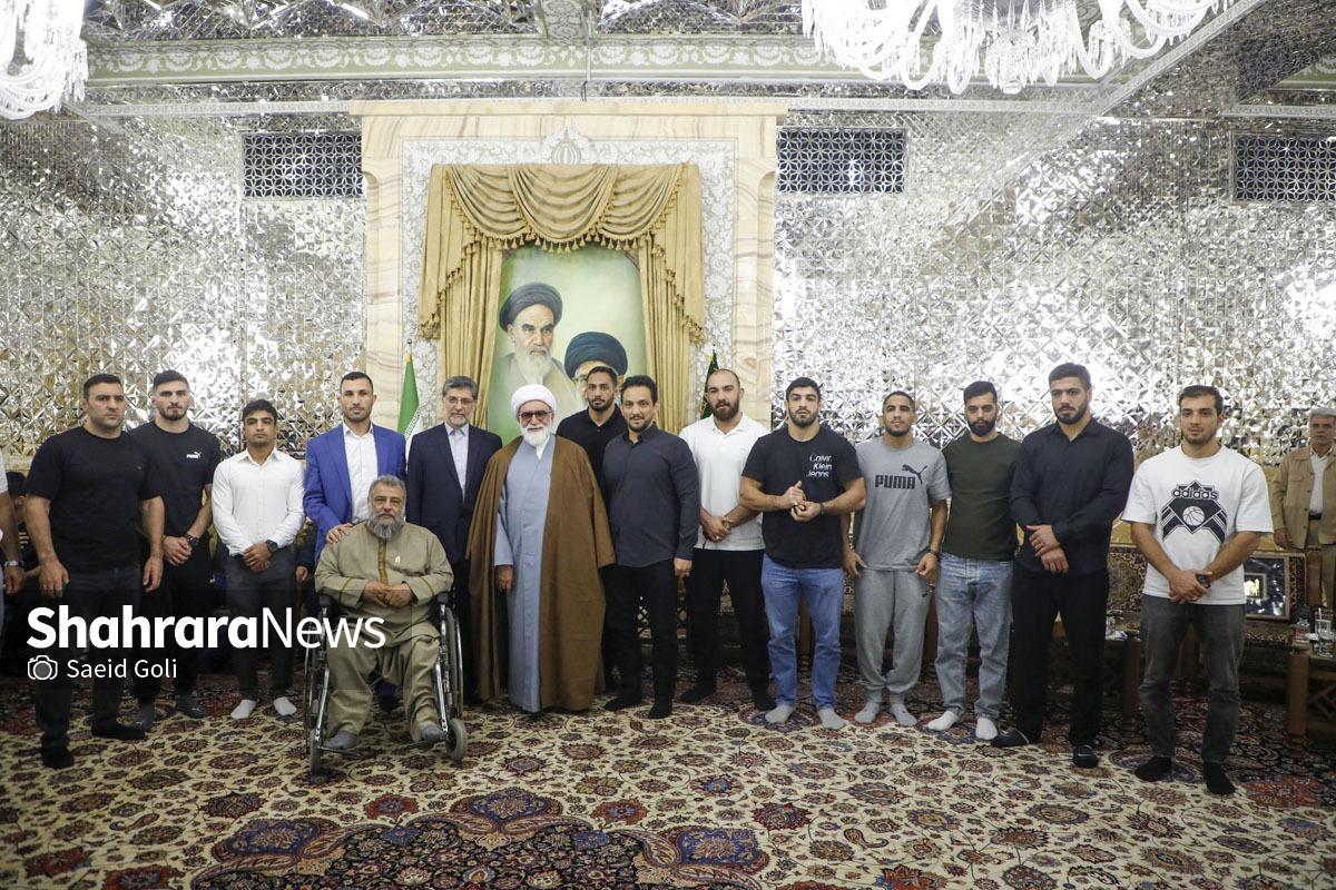 تقدیر از مدال آوران کشتی توسط تولیت آستان قدس رضوی