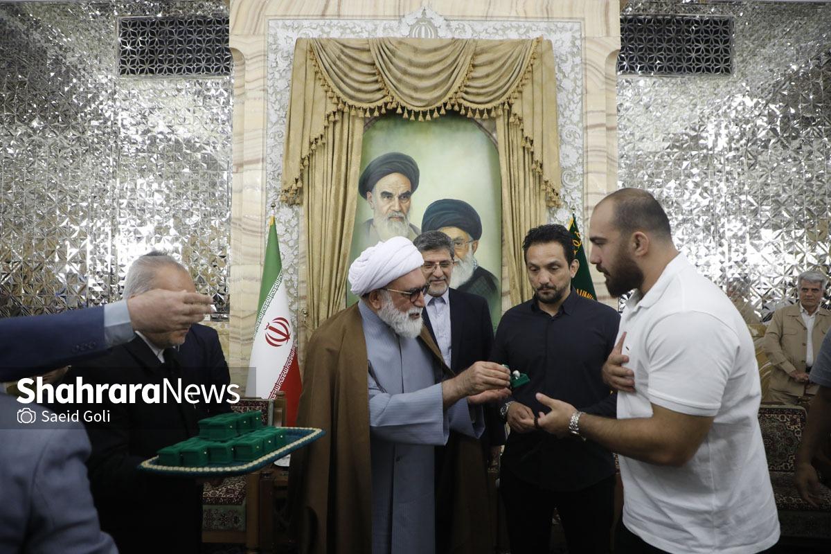 تقدیر از مدال آوران کشتی توسط تولیت آستان قدس رضوی