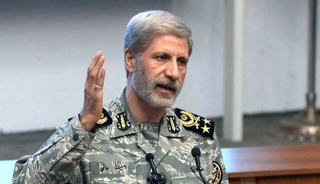 فرمانده ارتش: تلاش دشمن آن است که القاء کند مشکلات در نتیجه وجود نظام جمهوری اسلامی است اما...