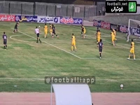 موقعیت خطرناک هوادار در بازی با پارس جنوبی جم که توپ به تیر دروازه برخورد کرد