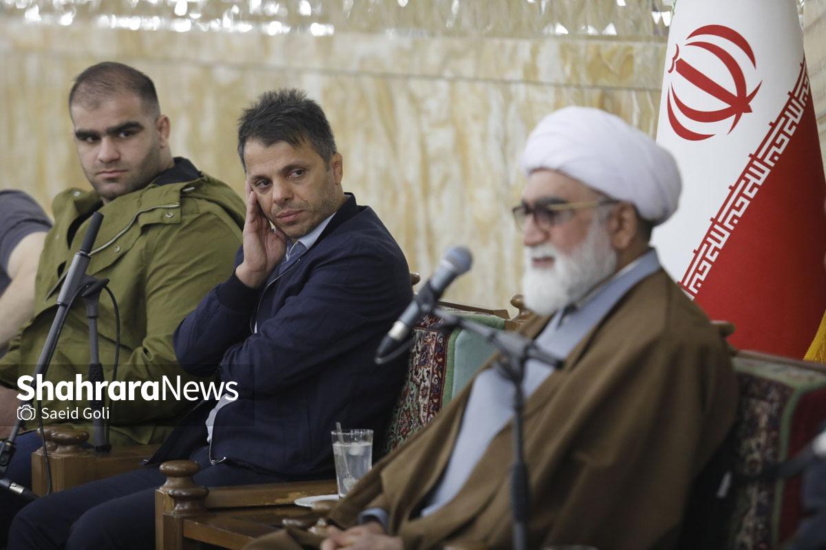 تقدیر از مدال آوران کشتی توسط تولیت آستان قدس رضوی