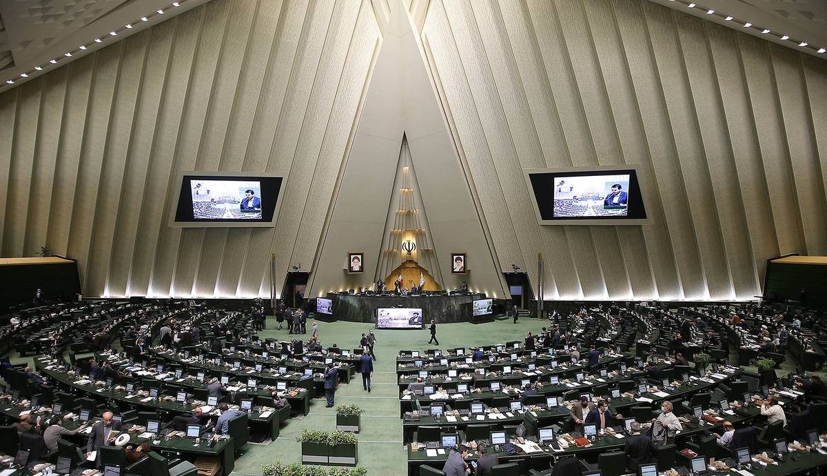نمایندگان مجلس خواستار اهدای نشان خدمت به علیرضا دبیر شدند
