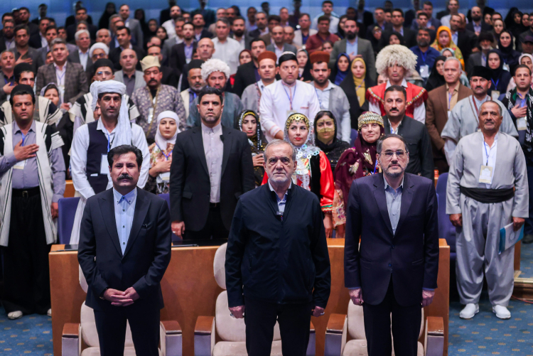 عکس/ بازدید رئیس جمهور از غرفه های روستایی و عشایر