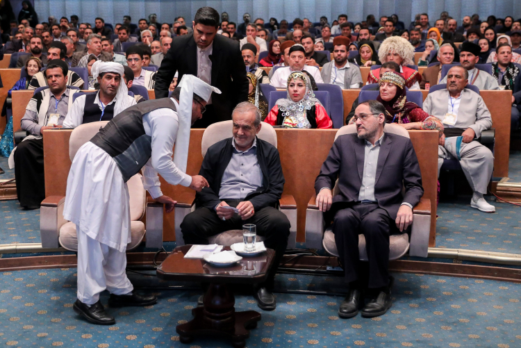 عکس/ بازدید رئیس جمهور از غرفه های روستایی و عشایر