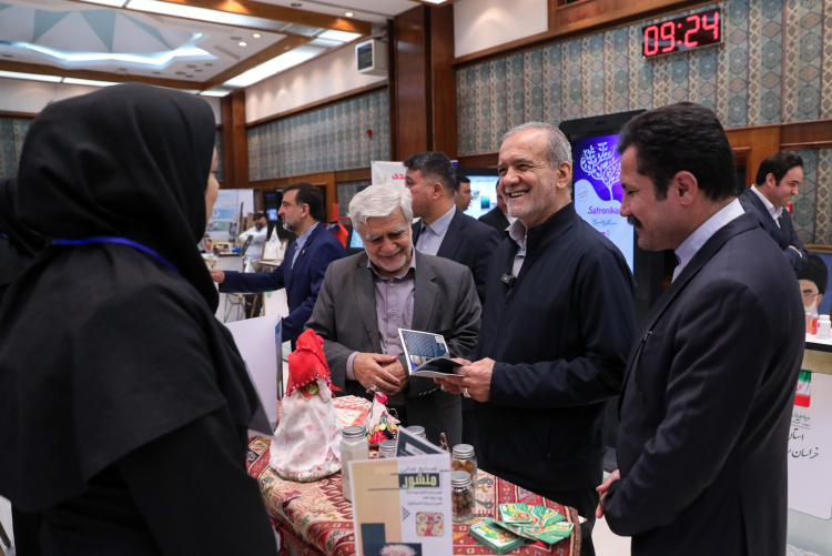 عکس/ بازدید رئیس جمهور از غرفه های روستایی و عشایر