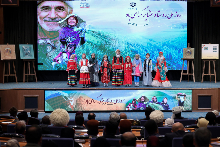 عکس/ بازدید رئیس جمهور از غرفه های روستایی و عشایر