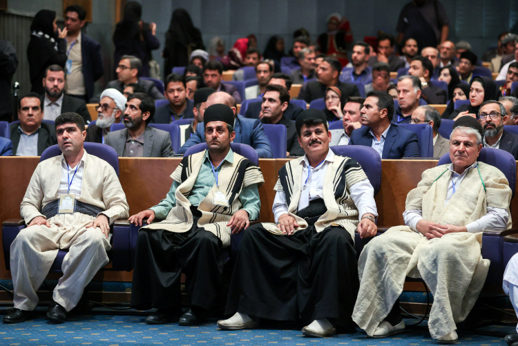 عکس/ بازدید رئیس جمهور از غرفه های روستایی و عشایر