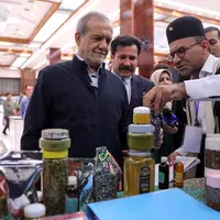 بازدید رئیس جمهور از غرفه های روستایی و عشایر